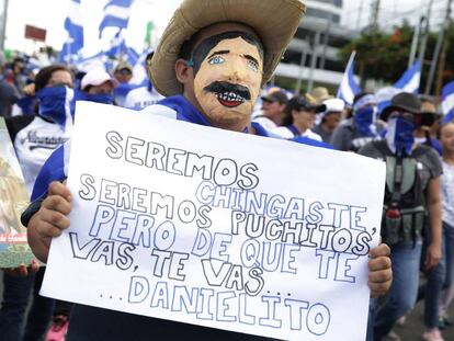 Un manifestante sostiene un cartel durante una marcha en Managua.