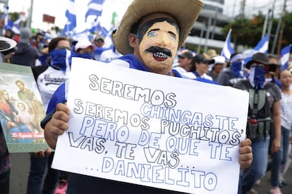 Un manifestante sostiene un cartel durante una marcha en Managua.