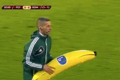 El árbitro retira un plátano gigante del césped.
