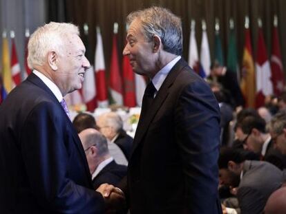 Margallo saluda al exprimer ministro brit&aacute;nico, Tony Blair, en la ONU.