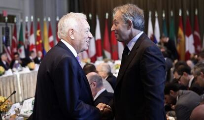 Margallo saluda al exprimer ministro brit&aacute;nico, Tony Blair, en la ONU.