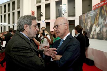 El exministro Narcís Serra (i) conversa con el exlíder de Unió Josep Antoni Durán i Lleida (d).