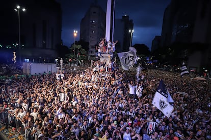 Torcida atleticana recebe o time campeão em Belo Horizonte, na madrugada desta sexta.