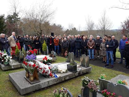 Ofrenda floral del PSE-EE a Froilán Elespe, concejal asesinado por ETA hace 17 años, a finales de marzo pasado en Lasarte-Oria.