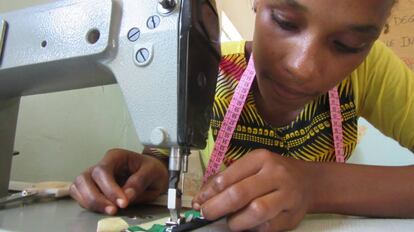 Suadu Diallo cose en el centro de personas con diversidad funcional de Kolda, en el sur de Senegal.