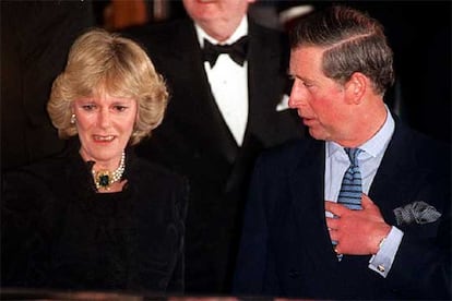 Camilla y Carlos abandonan el hotel Ritz de Londres, el 28 de enero de 1999, en la que fue la primera aparición pública de la pareja.