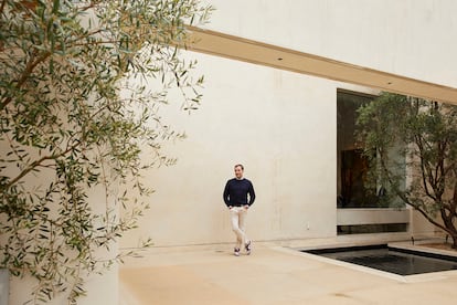 James Costos, en la entrada de la casa, donde ha plantado dos olivos. El exembajador es de origen griego, inmigrante de segunda generación. El estanque fue instalado recientemente.