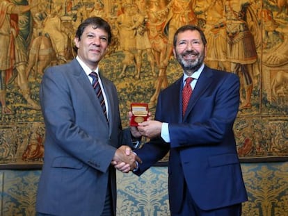 Haddad, prefeito de São Paulo, recebe medalha do seu homólogo de Roma, durante o evento no Vaticano.