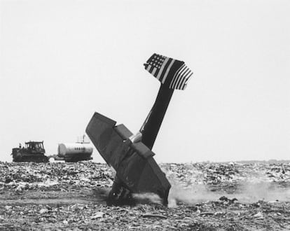 El artista ambiental HA Schult provocó que una avioneta se estrellara contra el mayor vertedero en Staten Island (Nueva York). A sus 74 años, el creador se dice "más activo que nunca" y sigue recorriendo el mundo para promocionar sus obras.