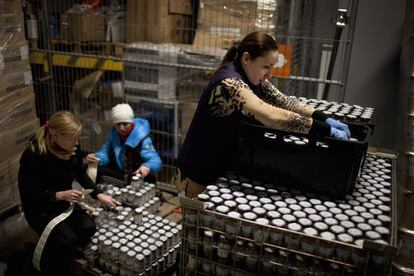 Mujeres voluntarias preparan las raciones de comida donadas por el magnate ucraniano Rignat Ajmétov en el interior del estadio de fútbol Donbass Arena, en Donetsk.