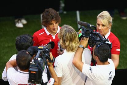 Merhi, en Singapur, atendiendo a las televisiones.