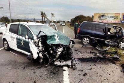 Estado en el que ha quedado uno de los vehículos de la Guardia Civil tras el accidente de El Vendrell.