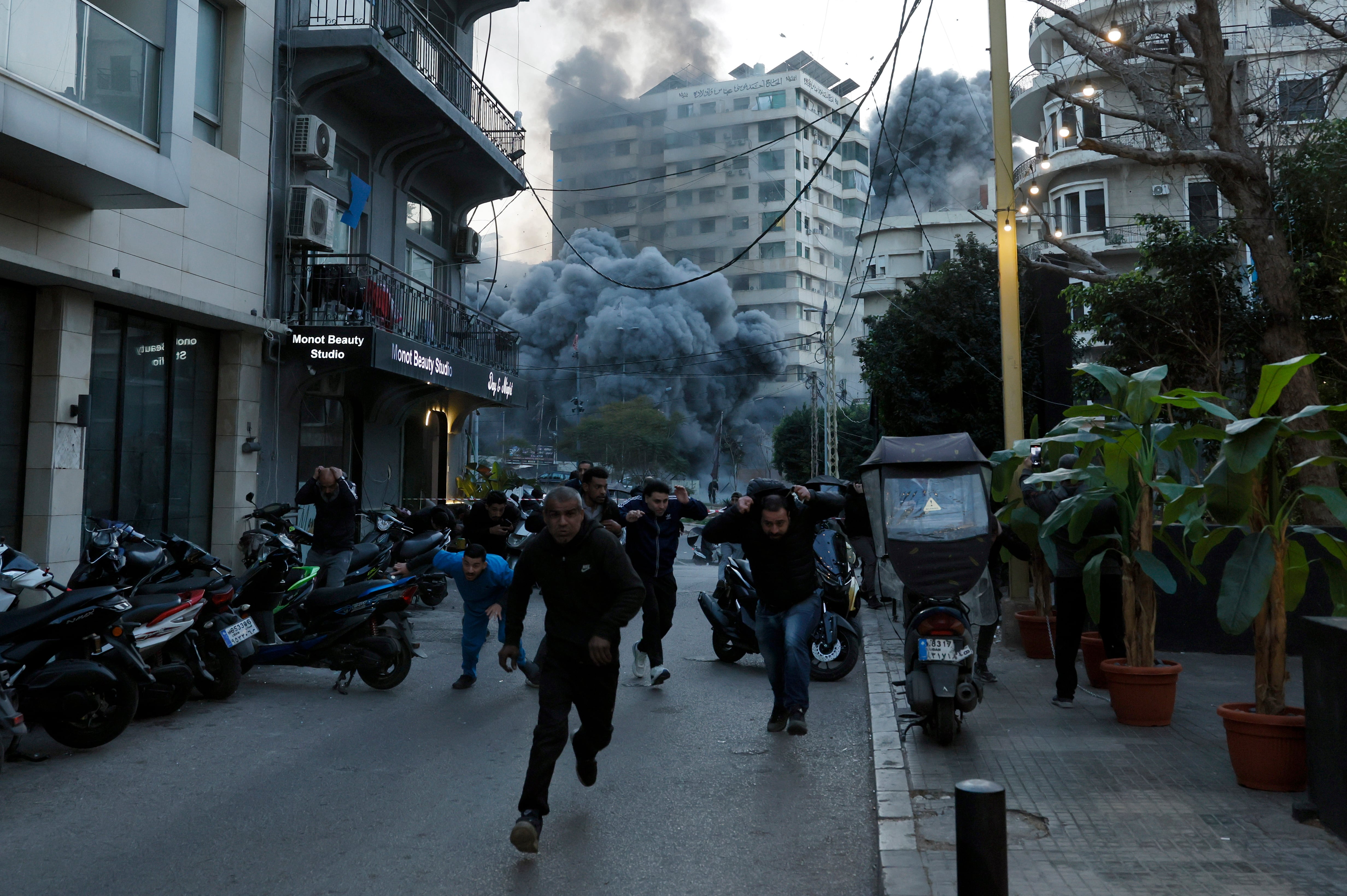 Israel mata a más de 50 personas en Líbano y amenaza con ampliar su invasión terrestre