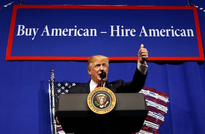 &quot;Compra americano. Contrata americano&quot;, el lema de Donald Trump durante la firma de la Orden Ejecutiva que limita los visados.