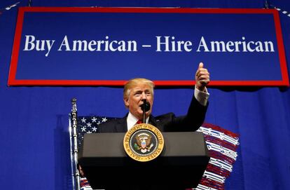 "Compra americano. Contrata americano", el lema de Donald Trump durante la firma de la Orden Ejecutiva que limita los visados.