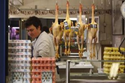 Un comerciante en su puesto de pollería en el mercado de Vitoria. EFE/Archivo