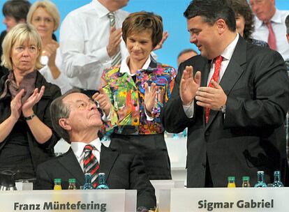 El nuevo presidente del SPD, Sigmar Gabriel (derecha), aplaude tras el discurso del líder saliente, Franz Müntefering (sentado).