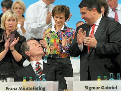 El nuevo presidente del SPD, Sigmar Gabriel (derecha), aplaude tras el discurso del líder saliente, Franz Müntefering (sentado).