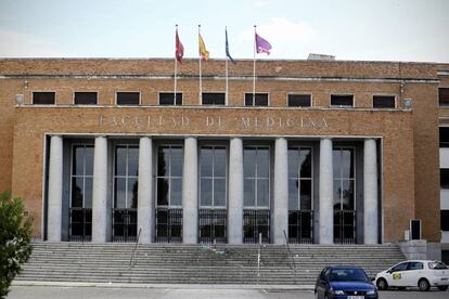 Fachada del edificio de la facultad de Medicina de la Universidad Complutense, en Madrid.