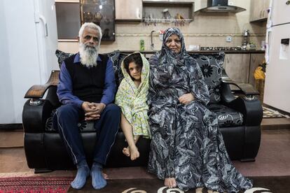 Un anciano conocido en la ciudad de Bushehr como el Maestro del damam, sentado en su casa junto a su mujer y su nieta. En la ciudad, la ashura (la época en que los musulmanes conmemoran el martirio de Husein, nieto del profeta Mahoma), se celebra en un ambiente festivo en el que grandes grupos de músicos tocan para una multitud encantada.