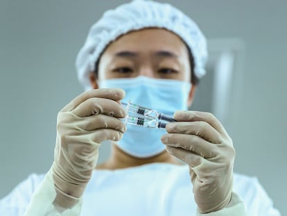 Revisión de viales de la vacuna contra la covid de Sinopharm, el pasado 25 de diciembre en Pekín.