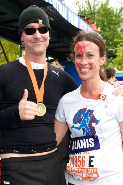El actor Edward Norton y la cantante Alanis Morissette, tras correr la famosa carrera por las calles de Nueva York en 2009.