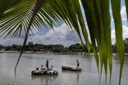 Cada día decenas de migrantes cruzan de Guatemala a México por el río Suchiate en búsqueda del sueño americano. Las caravanas de migrantes que empezaron a recorren Centroamérica a finales de 2018, han cruzado este río en balsas de madera y neumáticos, por el puente o a nado. Save the Children está atendiendo a los menores migrantes a un lado y a otro de la frontera. En la imagen Lesbia, acompañada de su hija y nieto, cruzan el río huyendo de la violencia en Nicaragua, el 27 de agosto de 2018.