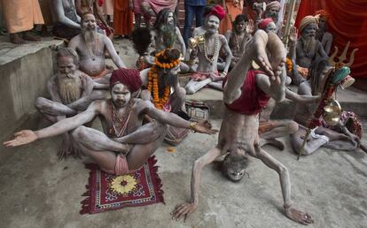 Astecas hindúes realizan yoga en el día internacional de esta disciplina en el tempo de Kamakhya en Gauhati (India).