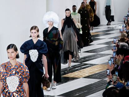 Las modelos en el desfile de Loewe en París, este viernes.