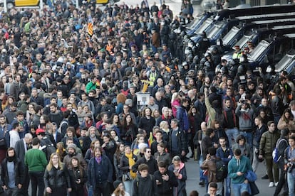 Manifestants a l'estació de Sants de Barcelona.