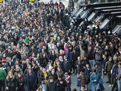 Manifestants a l'estació de Sants de Barcelona.