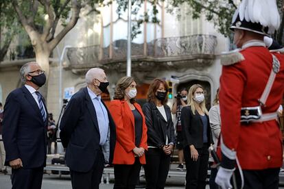 La alcaldesa de Barcelona, Ada Colau, con chaqueta roja, acompañada de otros políticos catalanes durante la ofrenda floral, este viernes. Colau, ha asegurado que la de este año "no es la Diada que quisiéramos" y ha pedido "convertir la Diada en una oportunidad, para cuidarnos los unos a otros y reunir fuerzas porque vienen meses difíciles y hace falta que todos demos lo mejor de nosotros mismos".