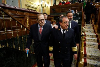 Ramón Tamames, apoyado en un ujier, llega al hemiciclo al inicio de la sesión donde se debate la moción de censura interpuesta por Vox.