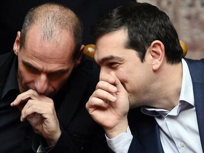 O ministro de Finanças da Grécia, Yanis Varoufakis, e o primeiro-ministro do país, Alexis Tsipras, na quarta-feira, no Parlamento grego.