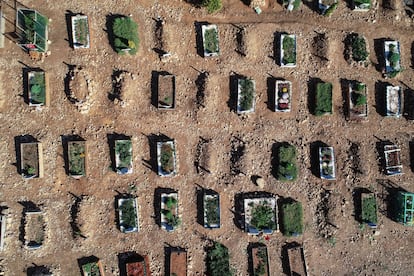 Vista aérea de las tumbas recién cavadas para las víctimas de coronavirus, este lunes en el cementerio Baklaci de Estambul (Turquía).