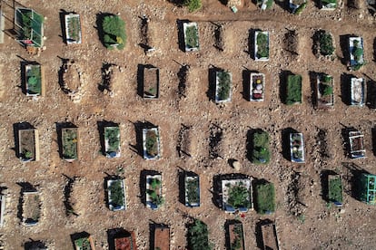 Vista aérea de las tumbas recién cavadas para las víctimas de coronavirus, este lunes en el cementerio Baklaci de Estambul (Turquía). 