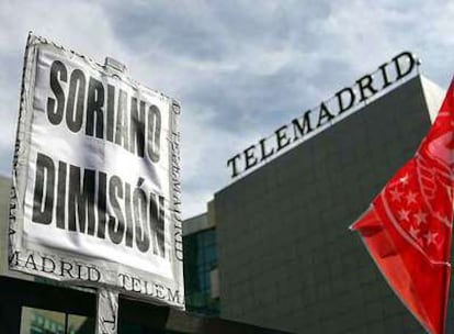 Carteles contra la gestión de Manuel Soriano delante de la sede de Telemadrid.