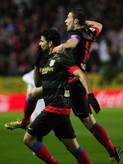 Diego Costa celebra junto a Gabi el gol que ha marcado.