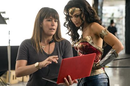 Patty Jenkins dirige a Gal Gadot en el set de la esperada ‘Wonder Woman 1984’.