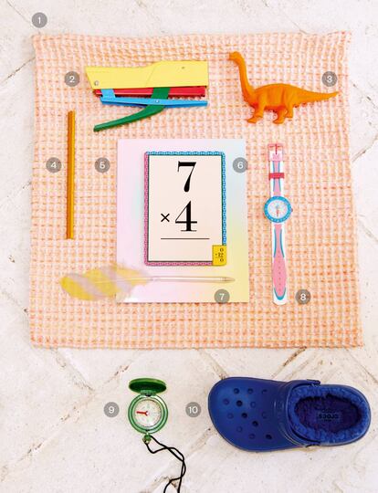 <p><b>Listos para el aula</b></p> <p><b>1.</b> Funda de cojín de Zara Home. 19,90 euros. <b>2.</b> Grapadora multicolor de Zenith para El Moderno. 23 euros. <b>3.</b> Goma de borrar con forma de dinosaurio de Bonton. 10 euros. <b>4.</b> Regla escolar de Do Design. 6,50 euros. <b>5.</b> Set de cuadernos tamaño A5 de Hema. 3 euros. <b>6.</b> Juego de cartas de multiplicar de Kamchatka. 9,90 euros. <b>7.</b> Pluma de Batavia. 8 euros. <b>8.</b> Reloj de pulsera de Flik Flak. 42 euros. <b>9.</b> Brújula de Circo Kids. 5,50 euros. <b>10.</b> Zapatillas con borrego de Crocs. 39,90 euros. </p>