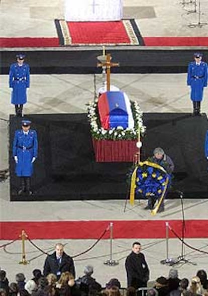 Miles de personas despiden al primer ministro asesinado en la catedral de San Sava.