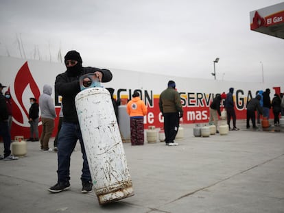 Un grupo de personas llena cilindros de gas LP, en febrero en Ciudad Juárez.