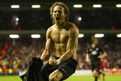 Forlán celebra su gol ante el Liverpool.