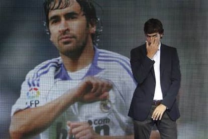 Raúl, ayer durante su despedida en el palco del Bernabéu.