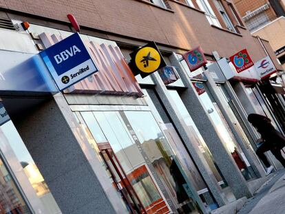 Varias sucursales bancarias en una calle de Sanchinarro, Madrid.