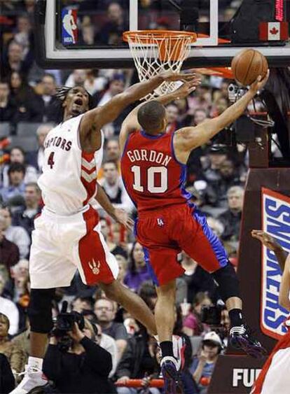 Gordon entra a canasta ante la oposición del pívot de los Raptors Chris Bosh.