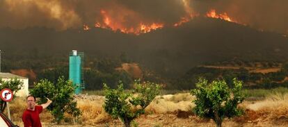 Un vecino se&ntilde;ala el incendio forestal de Cortes de Pall&agrave;s (Valencia), el pasado martes.