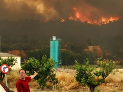 Un vecino señala el incendio forestal de Cortes de Pallàs (Valencia), el pasado martes.