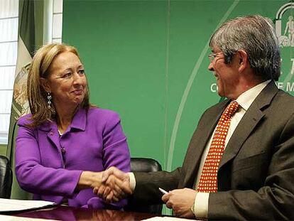 Fuensanta Coves y José María Bueno Lidón se estrechan la mano tras un convenio firmado ayer.