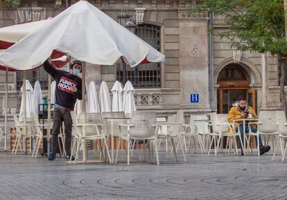 Un hombre toma un café en una terraza del centro de Oviedo este lunes.